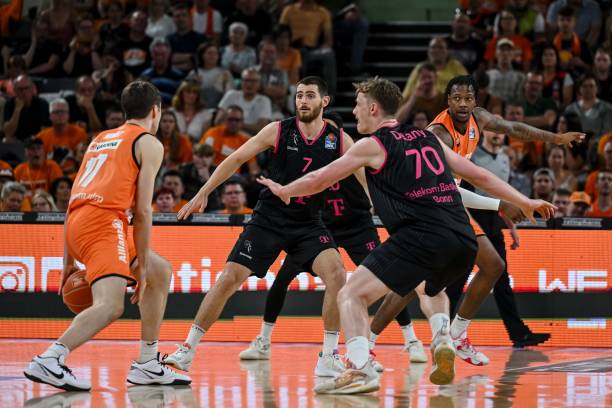 因此他特别 因此他特别